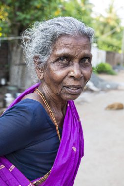 Pondichery, Puducherry, Tamil Nadu, Hindistan - Eylül yaklaşık, 2017. Ciddi arayan kimliği belirsiz Hint eski üst düzey zavallı kadın sokak, Sari ile portresi üzücü