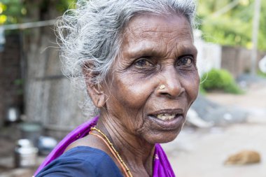 Pondichery, Puducherry, Tamil Nadu, Hindistan - Eylül yaklaşık, 2017. Ciddi arayan kimliği belirsiz Hint eski üst düzey zavallı kadın sokak, Sari ile portresi üzücü
