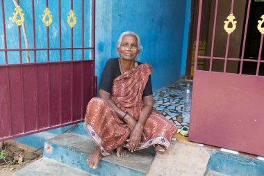 Pondichery, Puducherry, Tamil Nadu, Hindistan - Eylül yaklaşık, 2017. Ciddi arayan kimliği belirsiz Hint eski üst düzey zavallı kadın sokak, Sari ile portresi üzücü