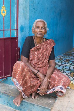 Pondichery, Puducherry, Tamil Nadu, Hindistan - Eylül yaklaşık, 2017. Ciddi arayan kimliği belirsiz Hint eski üst düzey zavallı kadın sokak, Sari ile portresi üzücü