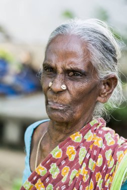 Pondichery, Puducherry, Tamil Nadu, Hindistan - Eylül yaklaşık, 2017. Ciddi arayan kimliği belirsiz Hint eski üst düzey zavallı kadın sokak, Sari ile portresi üzücü