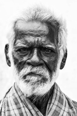 Pondichery, Puducherry, Tamil Nadu, Hindistan - Eylül yaklaşık, 2017. Bir unidentifed eski üst düzey Hint fakir adam portre bir koyu kahverengi buruşuk yüz ve beyaz saçlı ve Beyaz sakalı, ciddi ya da üzgün görünüyor. Siyah ve beyaz