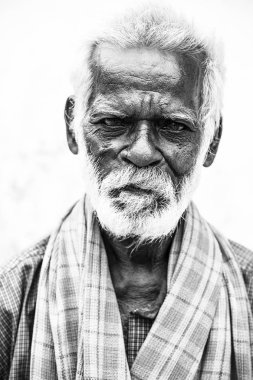 Pondichery, Puducherry, Tamil Nadu, Hindistan - Eylül yaklaşık, 2017. Bir unidentifed eski üst düzey Hint fakir adam portre bir koyu kahverengi buruşuk yüz ve beyaz saçlı ve Beyaz sakalı, ciddi ya da üzgün görünüyor. Siyah ve beyaz