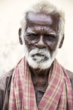 Pondichery, Puducherry, Tamil Nadu, Hindistan - Eylül yaklaşık, 2017. Bir unidentifed eski üst düzey Hint fakir adam portre bir koyu kahverengi buruşuk yüz ve beyaz saçlı ve Beyaz sakalı, ciddi ya da üzgün görünüyor