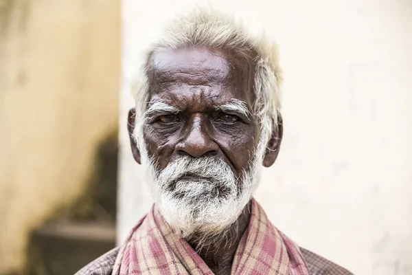 Pondichery Puducherry 泰米尔纳德邦 9月大约 2017 Unidentifed 的老印度穷人的肖像与深褐色皱纹的脸和白色的头发和白胡子 看起来严重或悲伤 — 图库照片