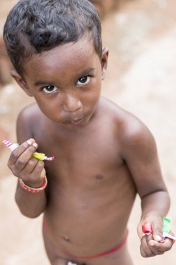 Pondichery, Puducherry, Tamil Nadu, Hindistan - Eylül yaklaşık, 2017. Kimliği belirsiz bir yoksul Hintli çocuk sokakta onun aperatif yemek portresi. Vlose-up