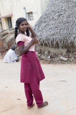 Yaklaşık, Pondichery, Puducherry, Tamil Nadu, Hindistan - 2018 Mart. Tekdüzen okula Duvar örme ile tanımlanamayan yakışıklı Hint yürümeye başlayan çocuk çocuk. 14 yaşında için 4'ten.