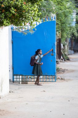 Yaklaşık, Pondichery, Puducherry, Tamil Nadu, Hindistan - 2018 Mart. Tekdüzen okula Duvar örme ile tanımlanamayan yakışıklı Hint yürümeye başlayan çocuk çocuk. 14 yaşında için 4'ten.