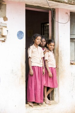 Yaklaşık, Pondichery, Puducherry, Tamil Nadu, Hindistan - 2018 Mart. Tekdüzen okula Duvar örme ile tanımlanamayan yakışıklı Hint yürümeye başlayan çocuk çocuk. 14 yaşında için 4'ten.