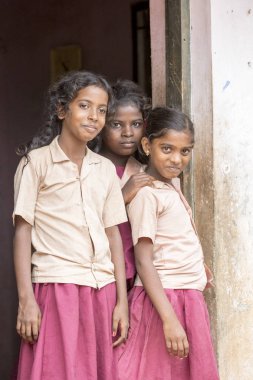 Yaklaşık, Pondichery, Puducherry, Tamil Nadu, Hindistan - 2018 Mart. Tekdüzen okula Duvar örme ile tanımlanamayan yakışıklı Hint yürümeye başlayan çocuk çocuk. 14 yaşında için 4'ten.