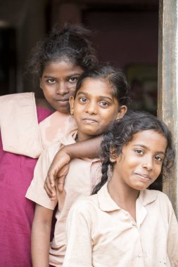 Yaklaşık, Pondichery, Puducherry, Tamil Nadu, Hindistan - 2018 Mart. Tekdüzen okula Duvar örme ile tanımlanamayan yakışıklı Hint yürümeye başlayan çocuk çocuk. 14 yaşında için 4'ten.