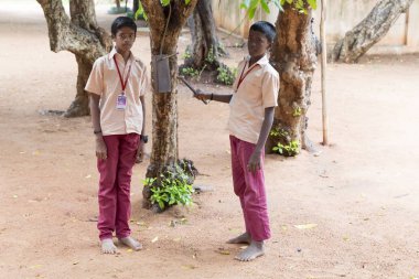 Yaklaşık, Pondichery, Puducherry, Tamil Nadu, Hindistan - 2018 Mart. Tekdüzen okula Duvar örme ile tanımlanamayan yakışıklı Hint yürümeye başlayan çocuk çocuk. 14 yaşında için 4'ten.