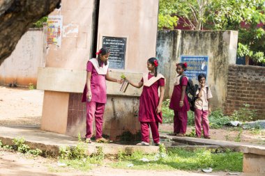 Yaklaşık, Pondichery, Puducherry, Tamil Nadu, Hindistan - 2018 Mart. Tekdüzen okula Duvar örme ile tanımlanamayan yakışıklı Hint yürümeye başlayan çocuk çocuk. 14 yaşında için 4'ten.