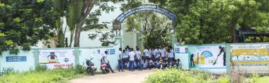 Yaklaşık, Pondichery, Puducherry, Tamil Nadu, Hindistan - 2018 Mart. Tekdüzen okula Duvar örme ile tanımlanamayan yakışıklı Hint yürümeye başlayan çocuk çocuk. 14 yaşında için 4'ten.