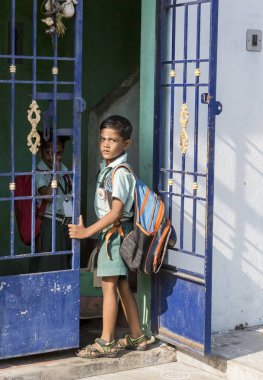 Yaklaşık, Pondichery, Puducherry, Tamil Nadu, Hindistan - 2018 Mart. Tekdüzen okula Duvar örme ile tanımlanamayan yakışıklı Hint yürümeye başlayan çocuk çocuk. 14 yaşında için 4'ten.