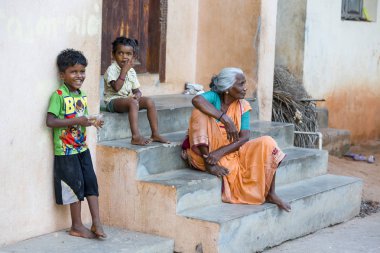 Yaklaşık, Pondicherry, Puducherry, Tamil Nadu, Hindistan - 2018 Mart. Kimliği belirsiz zavallı çocuk annesi sokağın Köyü ile
