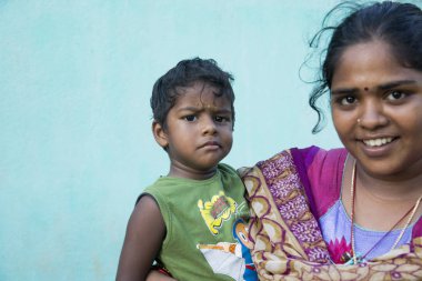 Yaklaşık, Pondicherry, Puducherry, Tamil Nadu, Hindistan - 2018 Mart. Kimliği belirsiz zavallı çocuk annesi sokağın Köyü ile