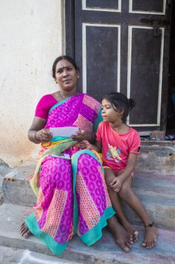 Yaklaşık, Pondicherry, Puducherry, Tamil Nadu, Hindistan - 2018 Mart. Kimliği belirsiz zavallı çocuk annesi sokağın Köyü ile
