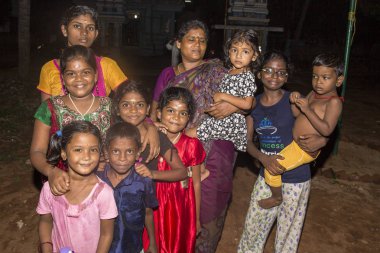 Yaklaşık, Pondichery, Puducherry, Tamil Nadu, Hindistan - 2018 Mart. Kimliği belirsiz mutlu gülümseyen yoksul kırsal çocuklar gençler köyü Pondichery caddesinde oynamak