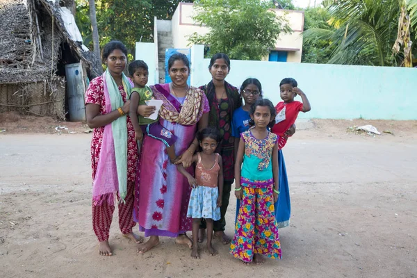 Yaklaşık, Pondichery, Puducherry, Tamil Nadu, Hindistan - 2018 Mart. Kimliği belirsiz mutlu gülümseyen yoksul kırsal çocuklar gençler köyü Pondichery caddesinde oynamak
