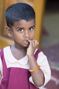 Yaklaşık, Pondichery, Puducherry, Tamil Nadu, Hindistan - 2018 Mart. Yoksulluk, kimliği belirsiz bir yoksul portresi derin düşünceler içinde küçük Hintli kız kayıp