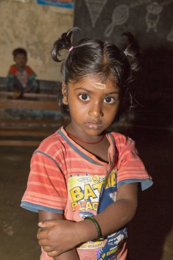 Yaklaşık, Pondichery, Puducherry, Tamil Nadu, Hindistan - 2018 Mart. Yoksulluk, kimliği belirsiz bir yoksul portresi derin düşünceler içinde küçük Hintli kız kayıp