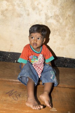 Yaklaşık, Pondichery, Puducherry, Tamil Nadu, Hindistan - 2018 Mart. Yoksulluk, kimliği belirsiz bir yoksul portresi derin düşünceler içinde küçük Hintli kız kayıp