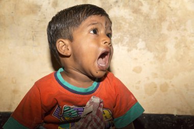 Pondichery, Puducherry, Tamil Nadu, Hindistan 6 Mart yaklaşık, 2018. Bir tanımlanamayan küçük dilenci çocuk sokak üzerinde duran, Gıda için ağlıyor Hindistan'dan. Yoksulluk kavramı