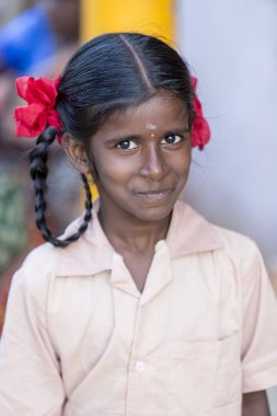 Pondichery, Puducherry, Tamil Nadu, Hindistan - Eylül yaklaşık, 2017. Küçük bir köyde, açık, kimliği belirsiz bir zavallı kız kameraya bakıyor