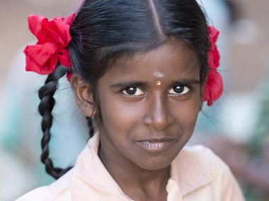 Pondichery, Puducherry, Tamil Nadu, Hindistan - Eylül yaklaşık, 2017. Küçük bir köyde, açık, kimliği belirsiz bir zavallı kız kameraya bakıyor