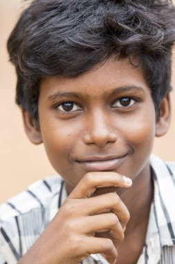 Pondichery, Puducherry, Tamil Nadu, Hindistan - Eylül yaklaşık, 2018. Zavallı, kimliği belirsiz bir Hint çocuk gülümseyen ve ciddi gözlü kamerada görünüyor