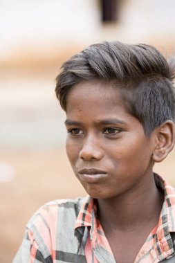Pondichery, Puducherry, Tamil Nadu, Hindistan - Eylül yaklaşık, 2018. Zavallı, kimliği belirsiz bir Hint çocuk gülümseyen ve ciddi gözlü kamerada görünüyor