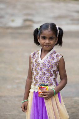 Pondichery, Puducherry, Tamil Nadu, Hindistan - Eylül yaklaşık, 2017. Küçük bir köyde, açık, kimliği belirsiz bir zavallı kız kameraya bakıyor