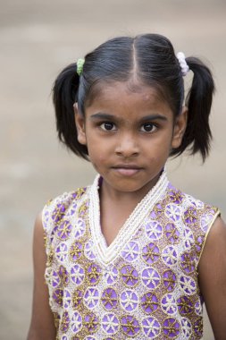 Pondichery, Puducherry, Tamil Nadu, Hindistan - Eylül yaklaşık, 2017. Küçük bir köyde, açık, kimliği belirsiz bir zavallı kız kameraya bakıyor
