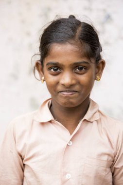 Pondichery, Puducherry, Tamil Nadu, Hindistan - Eylül yaklaşık, 2017. Küçük bir köyde, açık, kimliği belirsiz bir zavallı kız kameraya bakıyor