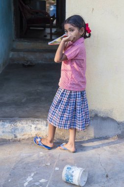Pondichery, Puducherry, Tamil Nadu, Hindistan - Eylül yaklaşık, 2017. Küçük bir köyde, açık, kimliği belirsiz bir zavallı kız kameraya bakıyor