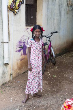 Pondichery, Puducherry, Tamil Nadu, Hindistan - Eylül yaklaşık, 2017. Küçük bir köyde, açık, kimliği belirsiz bir zavallı kız kameraya bakıyor