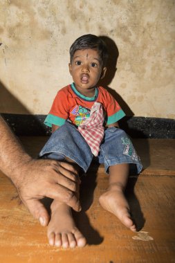 Pondichery, Puducherry, Tamil Nadu, Hindistan - Eylül yaklaşık, 2018. Zavallı, kimliği belirsiz bir Hint çocuk gülümseyen ve ciddi gözlü kamerada görünüyor