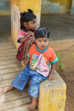 Pondichery, Puducherry, Tamil Nadu, Hindistan - Eylül yaklaşık, 2018. Zavallı, kimliği belirsiz bir Hint çocuk gülümseyen ve ciddi gözlü kamerada görünüyor