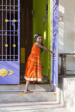 Pondichery, Puducherry, Tamil Nadu, Hindistan - Eylül yaklaşık, 2017. Küçük bir köyde, açık, kimliği belirsiz bir zavallı kız kameraya bakıyor