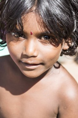 Pondichery, Puducherry, Tamil Nadu, Hindistan - Eylül yaklaşık, 2017. Kimliği belirsiz Hint zavallı çocuk çocuk portresi açık sokakta gülümsüyor