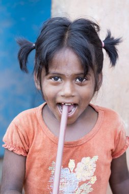 Pondichery, Puducherry, Tamil Nadu, Hindistan - Eylül yaklaşık, 2017. Kimliği belirsiz Hint zavallı çocuk kız çocuk portresi açık sokakta gülümsüyor