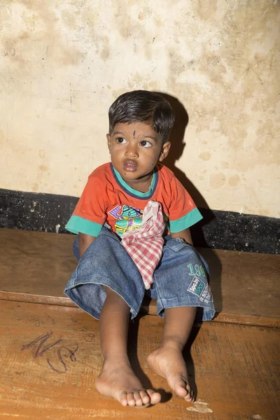 Yaklaşık, Pondichery, Puducherry, Tamil Nadu, Hindistan - 2018 Mart. Yoksulluk, kimliği belirsiz bir yoksul portresi derin düşünceler içinde küçük Hintli kız kayıp