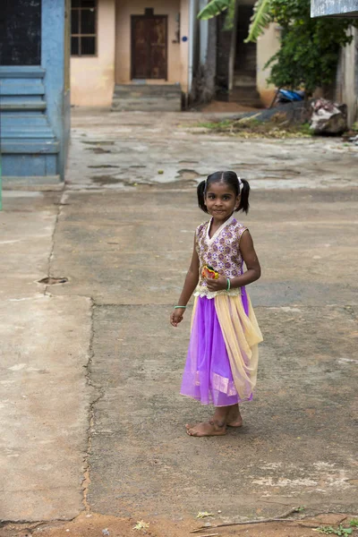 Pondichery, Puducherry, Tamil Nadu, Hindistan - Eylül yaklaşık, 2017. Küçük bir köyde, açık, kimliği belirsiz bir zavallı kız kameraya bakıyor