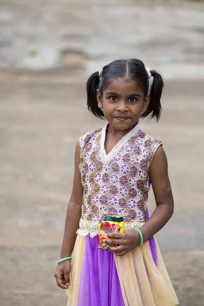 Pondichery, Puducherry, Tamil Nadu, Hindistan - Eylül yaklaşık, 2017. Küçük bir köyde, açık, kimliği belirsiz bir zavallı kız kameraya bakıyor