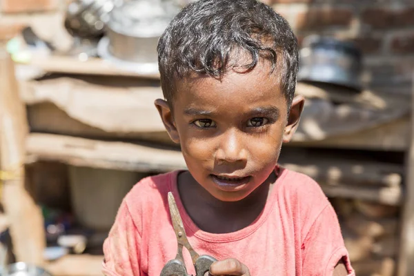 Pondichery, Puducherry, Tamil Nadu, Hindistan - Eylül yaklaşık, 2017. Kimliği belirsiz Hint zavallı çocuk çocuk portresi açık sokakta gülümsüyor