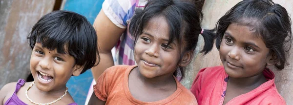 Pondichery ポンディシェリ連邦直轄地域 タミールナードゥ州 インド 2017年年頃 正体不明のインドの貧しい子供の子供の女の子の肖像画は 通りで屋外笑みを浮かべてください — ストック写真