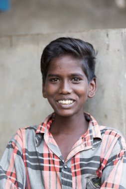 Pondichery, Puducherry, Tamil Nadu, Hindistan - Eylül yaklaşık, 2017. Kimliği belirsiz Hint zavallı çocuk çocuk portresi açık sokakta gülümsüyor