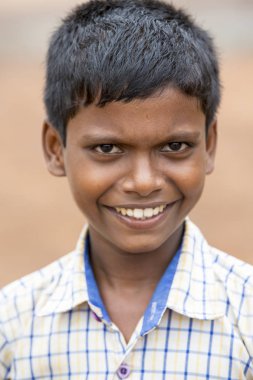 Pondichery, Puducherry, Tamil Nadu, Hindistan - Eylül yaklaşık, 2017. Kimliği belirsiz Hint zavallı çocuk çocuk portresi açık sokakta gülümsüyor