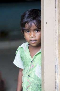 Pondichery, Puducherry, Tamil Nadu, Hindistan - Eylül yaklaşık, 2017. Kimliği belirsiz Hint zavallı çocuk çocuk portresi açık sokakta gülümsüyor